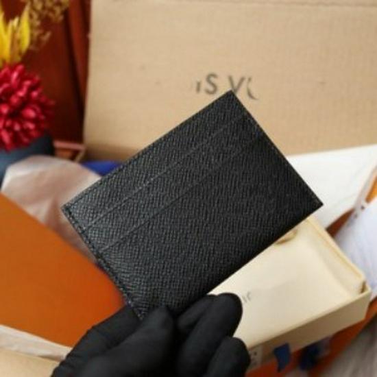 The L s Card Holder M62170 is compact, pocket-friendly, and features a central pocket with four card slots. 11.0 x 7.0 x 0.6 cm чорний
The L s Card Holder M62170 is compact, pocket-friendly, and features a central pocket with four card slots. 11.0 x 7.0 x 0.6 cm чорний