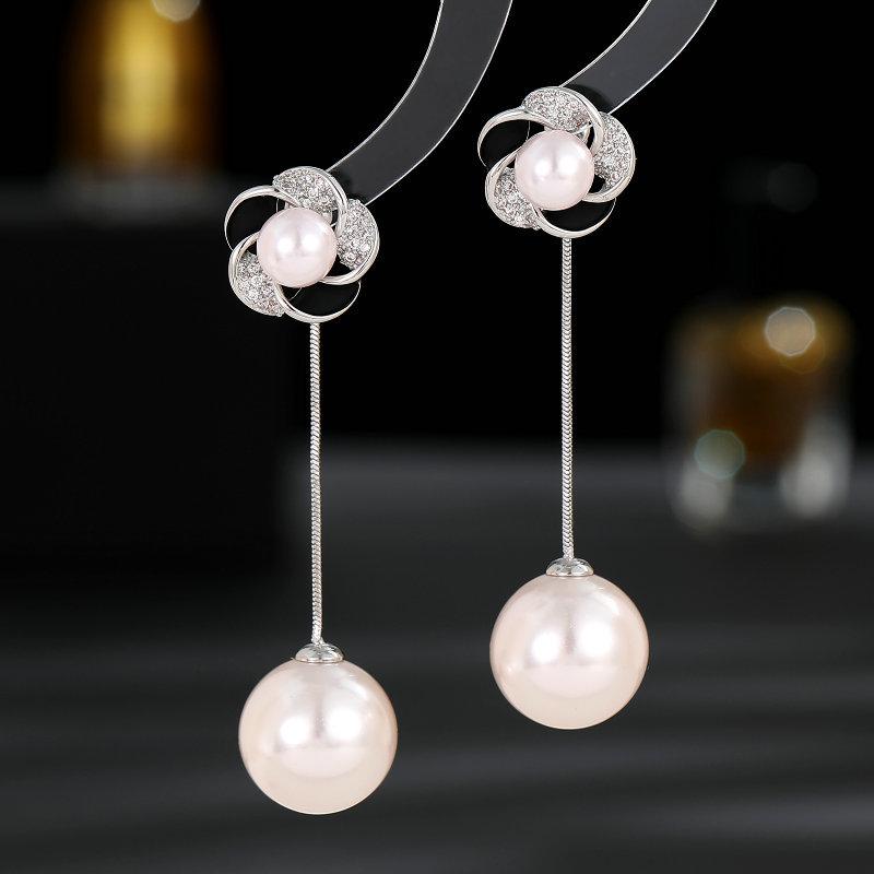 New Elegant and Elegant Women s Light Luxury Earrings with Tidal Zircon Inlaid Flowers One Pair of Simulated Pearl Earrings
New Elegant and Elegant Women s Light Luxury Earrings with Tidal Zircon Inlaid Flowers One Pair of Simulated Pearl Earrings