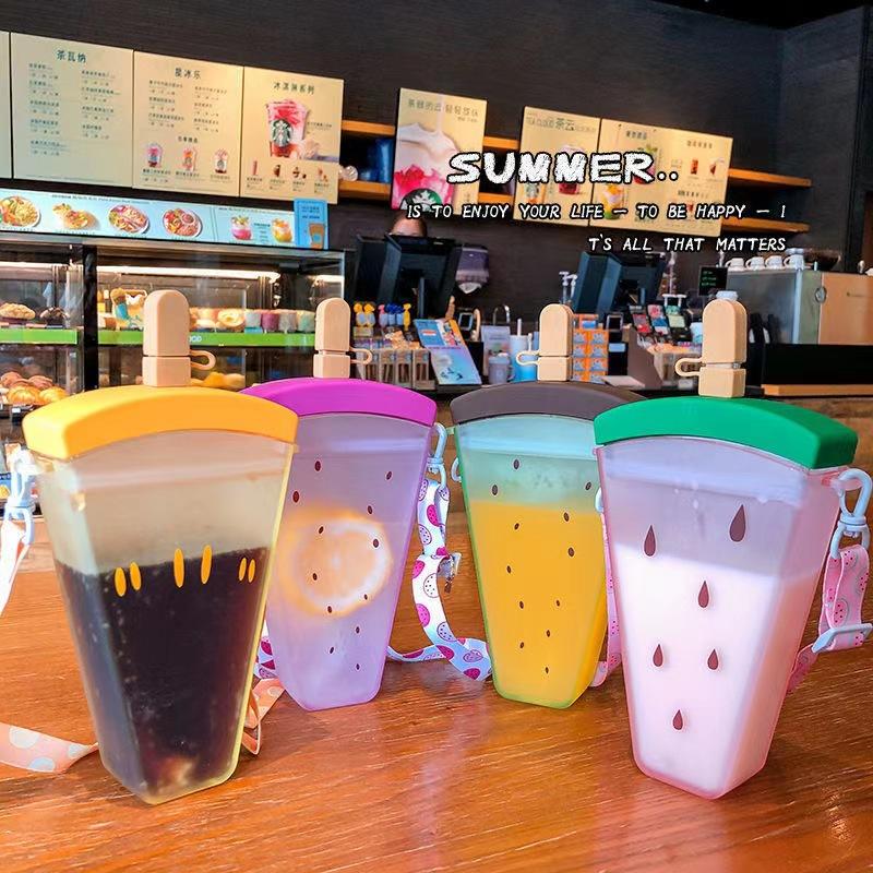 Пластиковая бутылка для воды Kawaii, милая бутылка для воды с арбузным мороженым и соломенной бутылкой, портативная чашка для мороженого, бутылка для воды для детей
Пластиковая бутылка для воды Kawaii, милая бутылка для воды с арбузным мороженым и соломенной бутылкой, портативная чашка для мороженого, бутылка для воды для детей