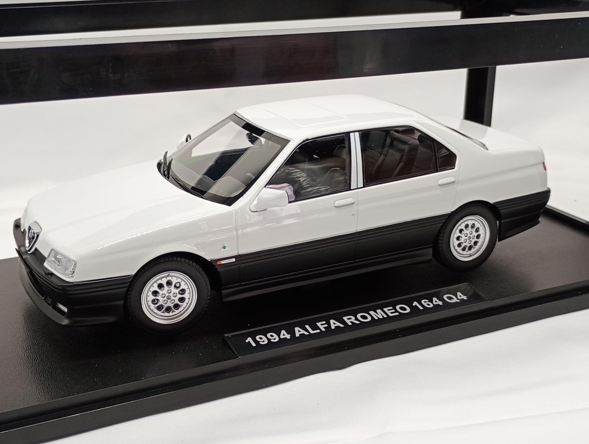 Triple 9 1/18 Alfa Romeo 164 Q4 1994 (белый) белый
Triple 9 1/18 Alfa Romeo 164 Q4 1994 (белый) белый
