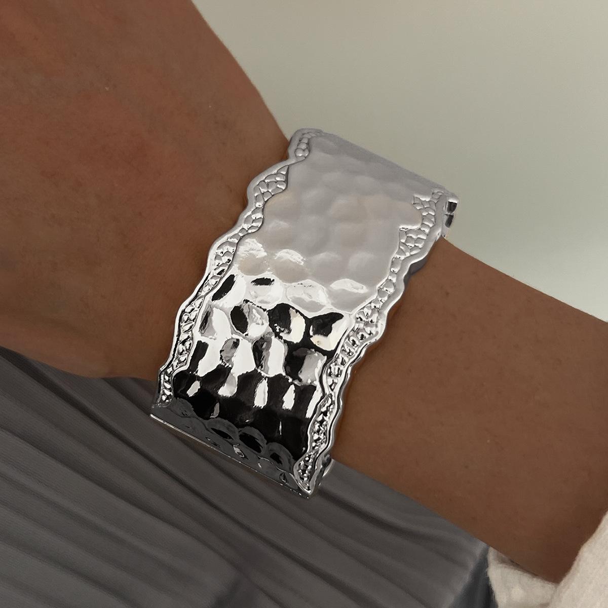 Personalized lava pattern bracelet smooth hammer pattern alloy bracelet 2025 new open bracelet bracelet
Personalized lava pattern bracelet smooth hammer pattern alloy bracelet 2025 new open bracelet bracelet