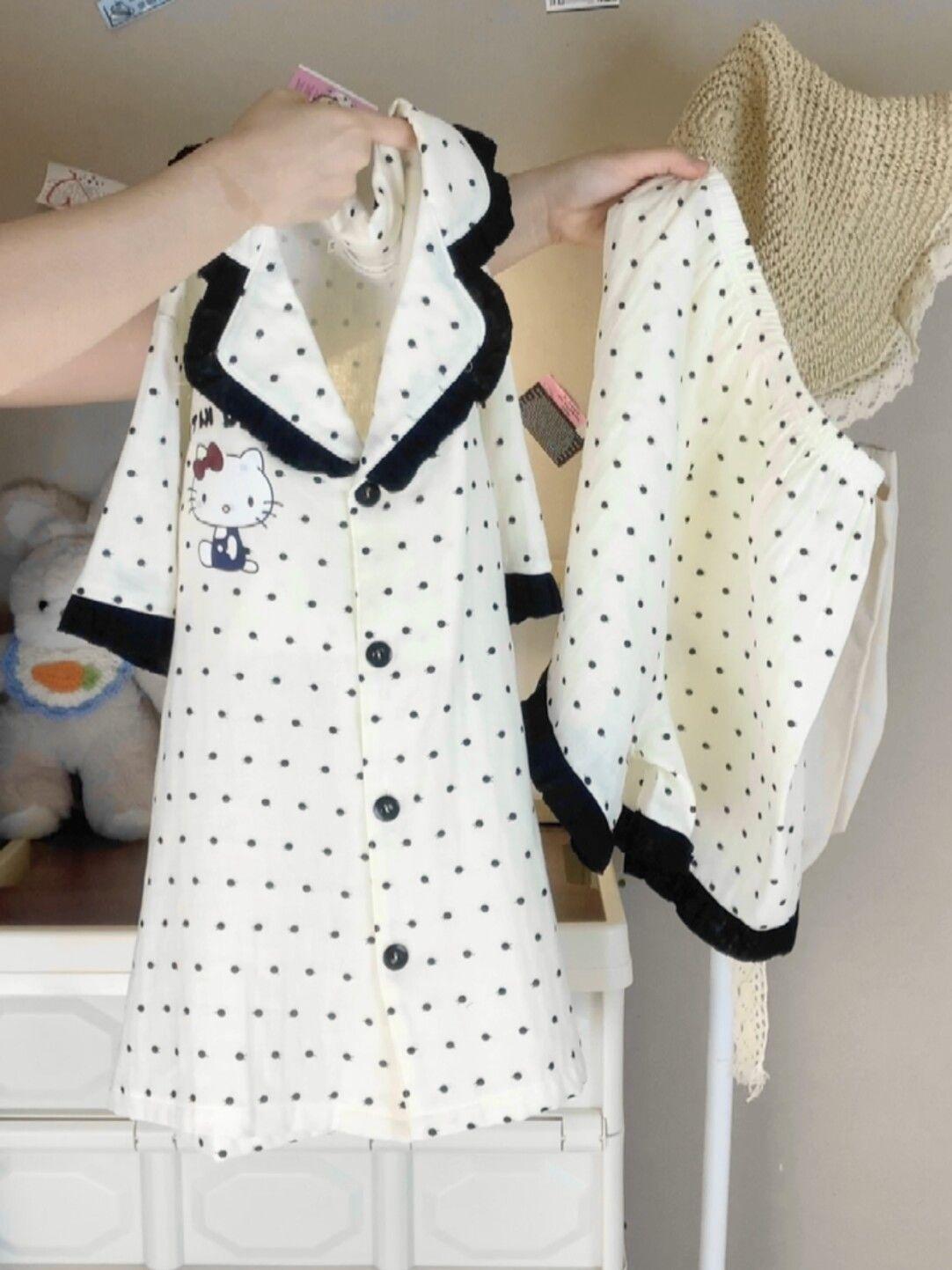 Internet celebrities full of polka dot Hello Kitty pajamas women s summer short-sleeved shorts high-value loungewear two-piece set S
Internet celebrities full of polka dot Hello Kitty pajamas women s summer short-sleeved shorts high-value loungewear two-piece set S