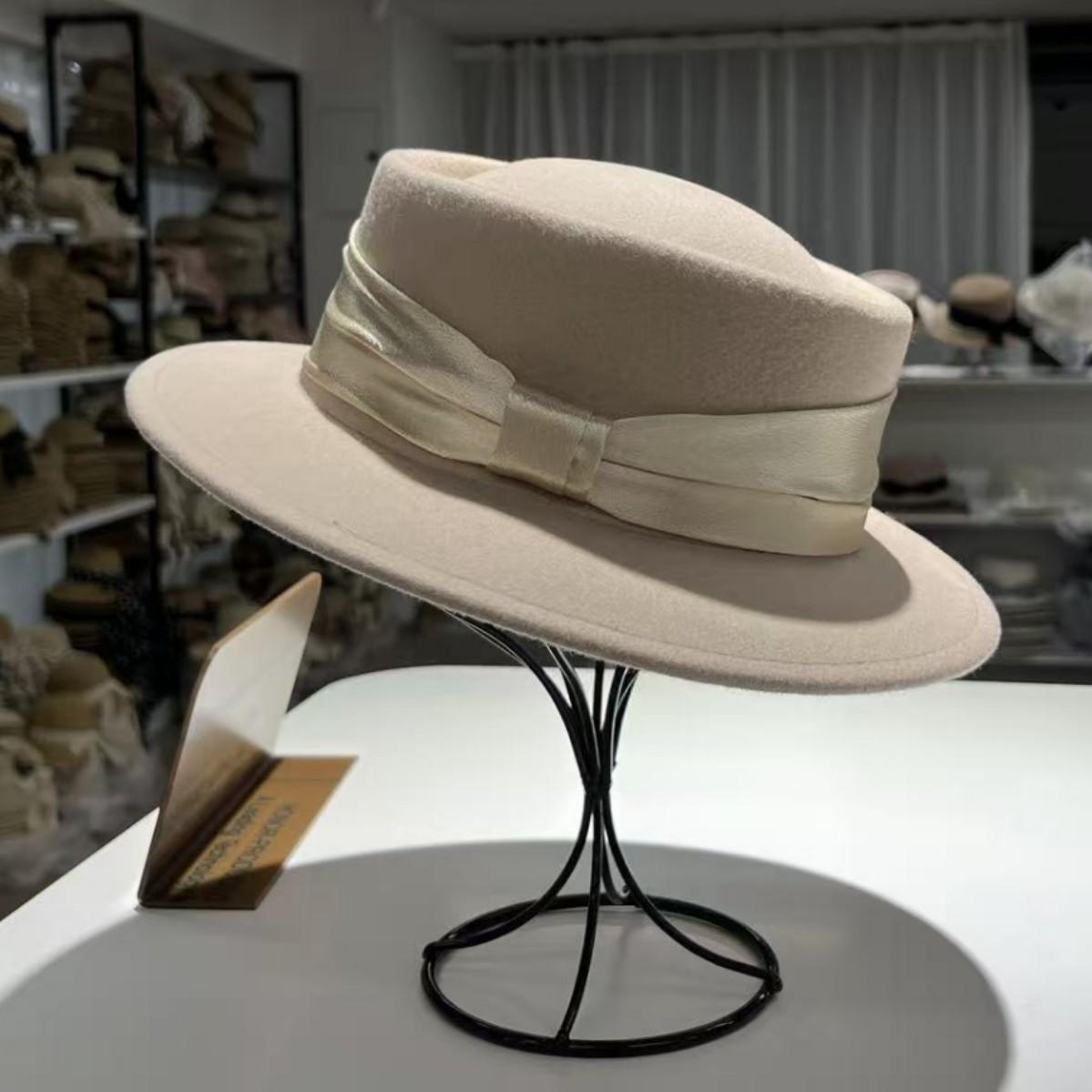 High-quality flesh-colored wool top hat women s autumn and winter high-end satin bow buckle concave top British jazz hat versatile M(55-58cm)
High-quality flesh-colored wool top hat women s autumn and winter high-end satin bow buckle concave top British jazz hat versatile M(55-58cm)