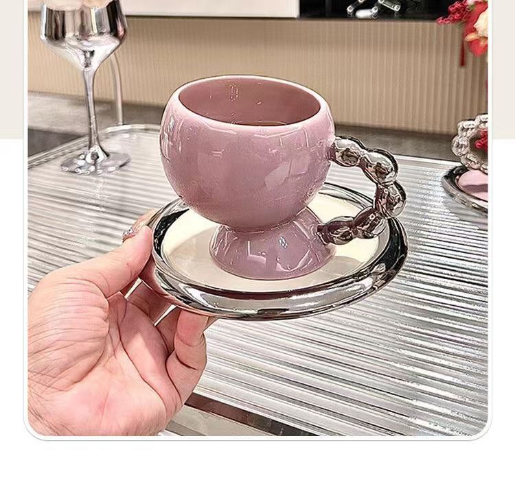 Легкий роскошный набор из кофейных чашек и блюдец в скандинавском стиле, столовые приборы для послеобеденного чая, керамические чашки и блюдца, устойчивые к высоким температурам
Легкий роскошный набор из кофейных чашек и блюдец в скандинавском стиле, столовые приборы для послеобеденного чая, керамические чашки и блюдца, устойчивые к высоким температурам