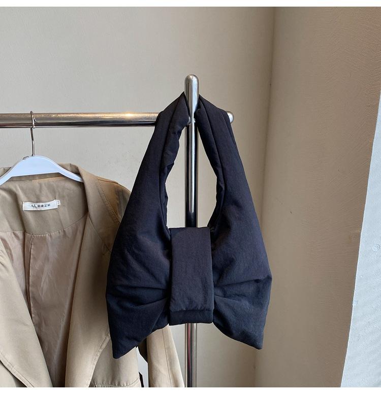 Casual large-capacity bag women s new versatile temperament shoulder bag fashion commuter messenger bag чорний
Casual large-capacity bag women s new versatile temperament shoulder bag fashion commuter messenger bag чорний