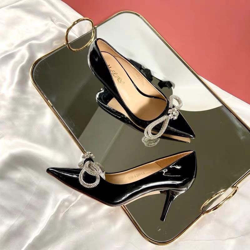 New pointed bow sexy black single shoes patent leather rhinestone thin heel shallow mouth high heels 34
New pointed bow sexy black single shoes patent leather rhinestone thin heel shallow mouth high heels 34