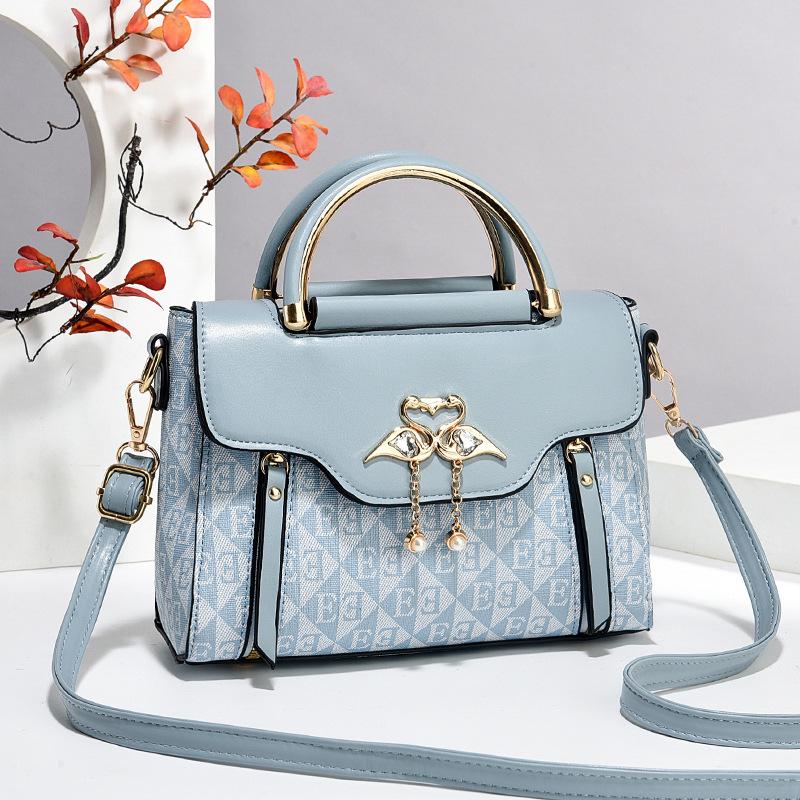 Сумка премиум-текстуры с тиснением женская 2025 новая модная портативная маленькая квадратная сумка универсальная ins на плечо сумка-мессенджер небесно-голубой
Сумка премиум-текстуры с тиснением женская 2025 новая модная портативная маленькая квадратная сумка универсальная ins на плечо сумка-мессенджер небесно-голубой