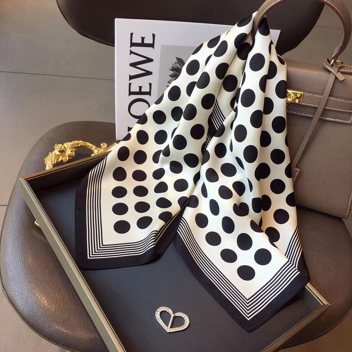 1PCS Spring/Summer Fashion 70 Square Scarf Decorative Silk Scarf Black and White Polka Dots Korean Edition Scarf Fashion
1PCS Spring/Summer Fashion 70 Square Scarf Decorative Silk Scarf Black and White Polka Dots Korean Edition Scarf Fashion