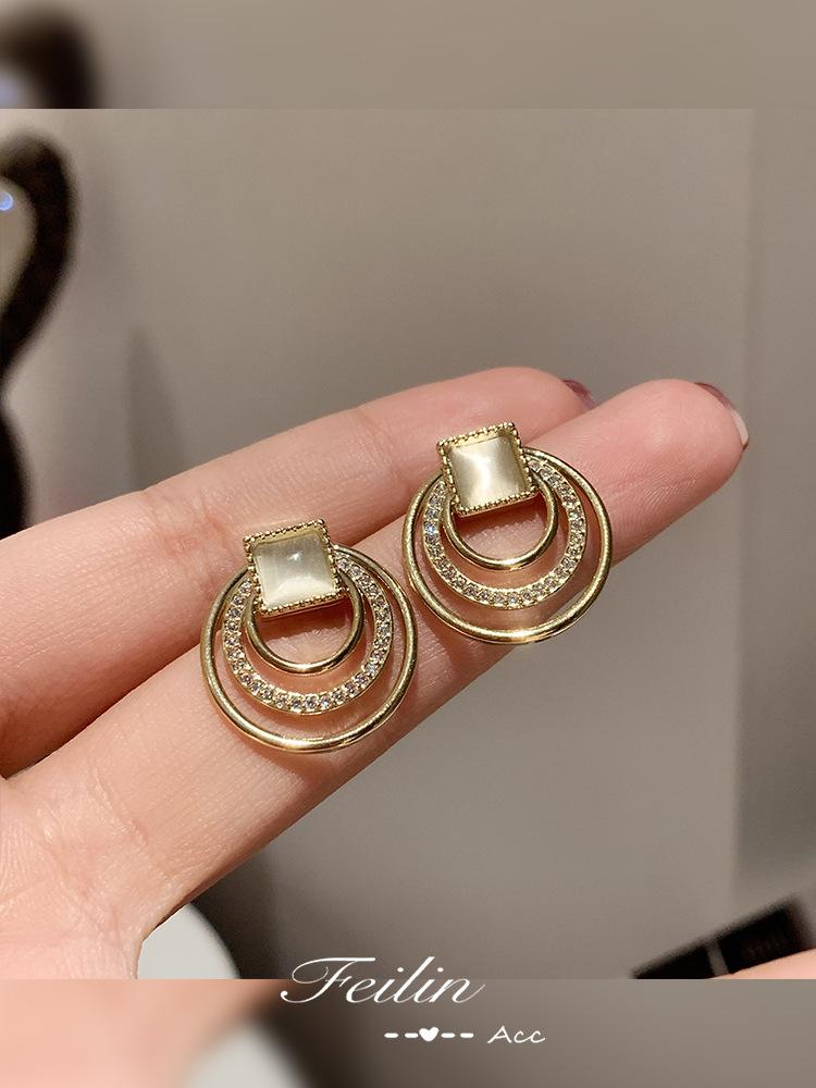 Женские серьги, легкие роскошные темпераментные французские высококачественные серьги-кольца «кошачий глаз», женские серьги
Женские серьги, легкие роскошные темпераментные французские высококачественные серьги-кольца «кошачий глаз», женские серьги