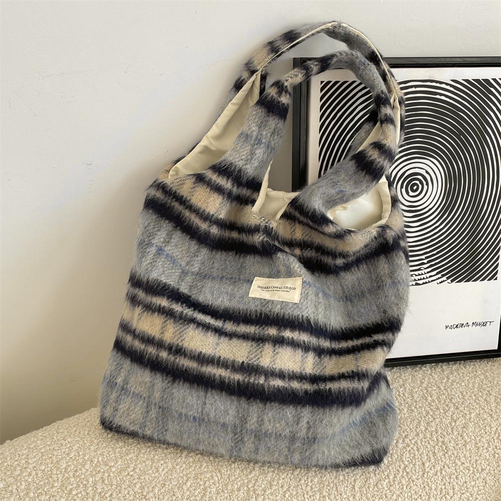 Autumn and winter students large-capacity vest bag woolen khaki plaid women s commuting shoulder bag
Autumn and winter students large-capacity vest bag woolen khaki plaid women s commuting shoulder bag