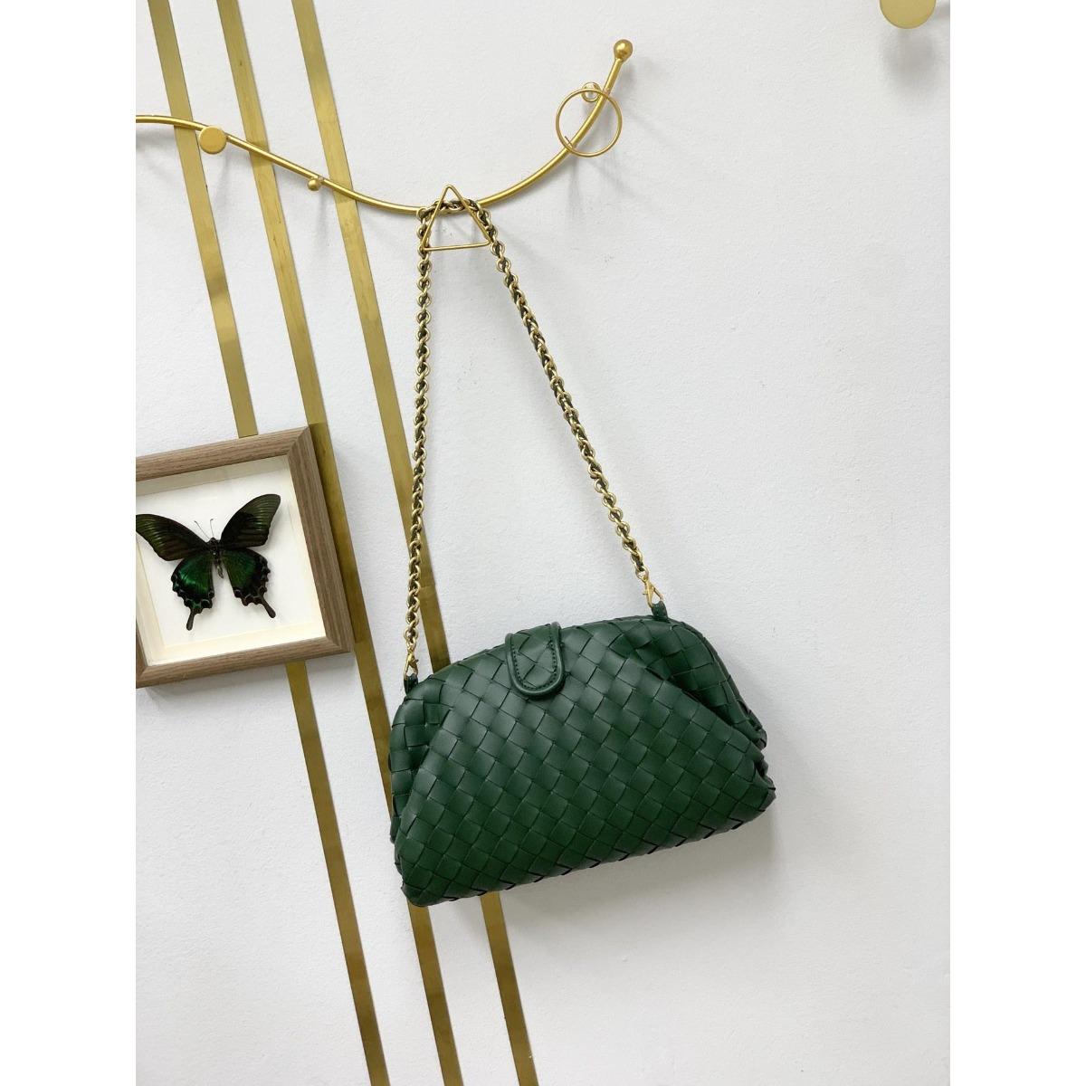 New Versatile Clip Cloud Bag Woven Large Capacity Single Shoulder Crossbody With High Appearance Hand-held Underarm Women s Light Luxury 28x20x7CM темно-зелений колір
New Versatile Clip Cloud Bag Woven Large Capacity Single Shoulder Crossbody With High Appearance Hand-held Underarm Women s Light Luxury 28x20x7CM темно-зелений колір