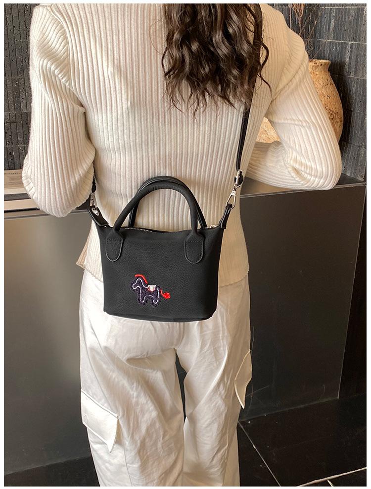 2026 New Cute Carto Embroidered Persalized Crossbody Bag For Office Workers, Commuting Shoulder чёрный
2026 New Cute Carto Embroidered Persalized Crossbody Bag For Office Workers, Commuting Shoulder чёрный