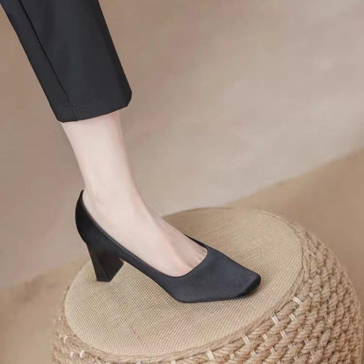 French niche design temperament celebrity high heels autumn new thick heel nude satin commuter shoes 34 чёрный
French niche design temperament celebrity high heels autumn new thick heel nude satin commuter shoes 34 чёрный