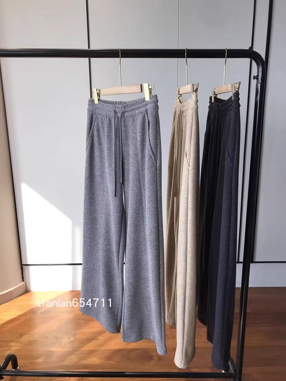ER11281 Fleece-Lined Hooded Sweatshirt and Sweatpants: Naturally Youthful, Warm, and Stylish. Large
ER11281 Fleece-Lined Hooded Sweatshirt and Sweatpants: Naturally Youthful, Warm, and Stylish. Large