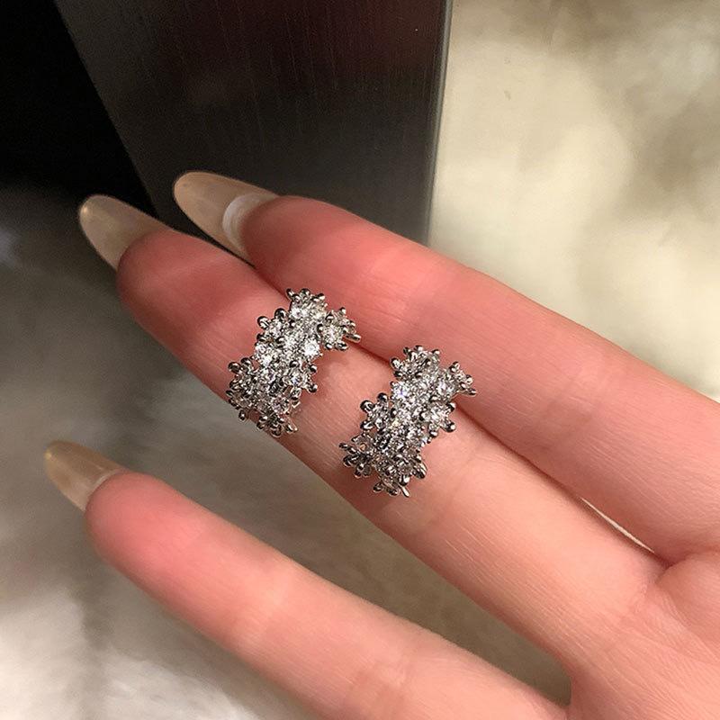 C-shaped stud earrings women s simple design sense cold wind temperament earrings light luxury high-end sense versatile earrings
C-shaped stud earrings women s simple design sense cold wind temperament earrings light luxury high-end sense versatile earrings