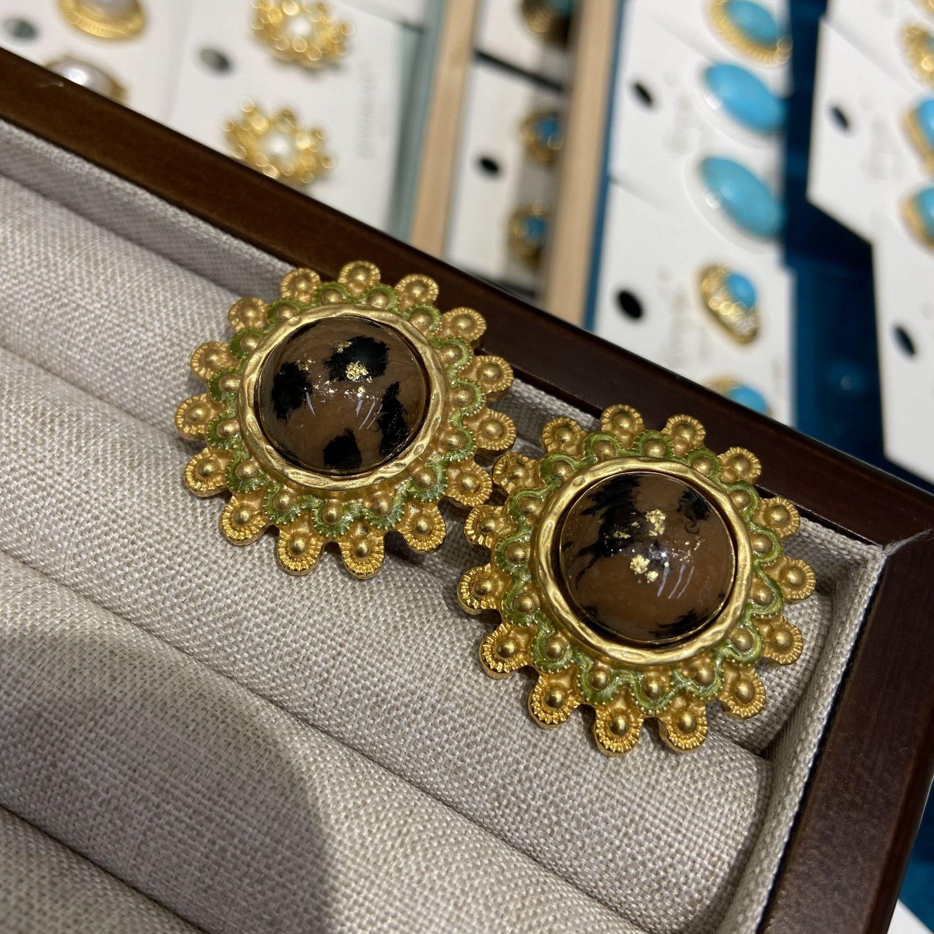 Medieval Vintage Dripping Oil Multi-Layer Lace Leopard Print Tiger S Eye Stone Stud Earrings, Retro Three-Dimensional Relief Round Earrings Factory
Medieval Vintage Dripping Oil Multi-Layer Lace Leopard Print Tiger S Eye Stone Stud Earrings, Retro Three-Dimensional Relief Round Earrings Factory