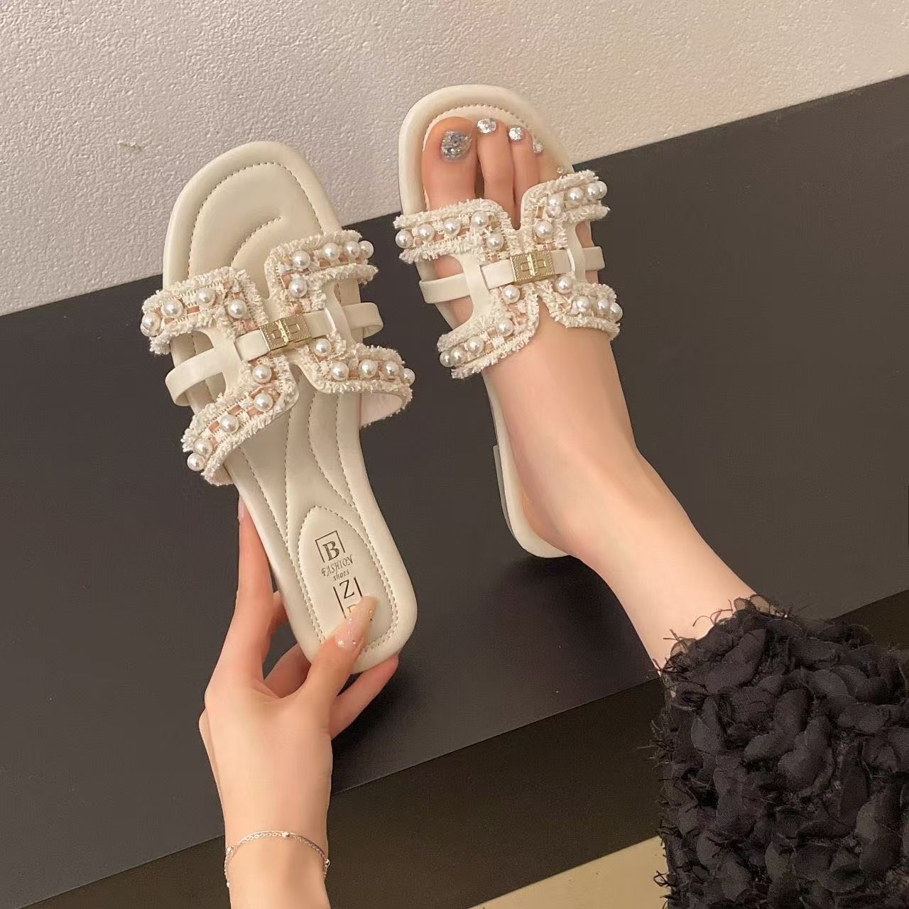 2025 summer new soft bottom fairy versatile pearl beach drag small fragrant style flat bottom slippers women s wear 35
2025 summer new soft bottom fairy versatile pearl beach drag small fragrant style flat bottom slippers women s wear 35