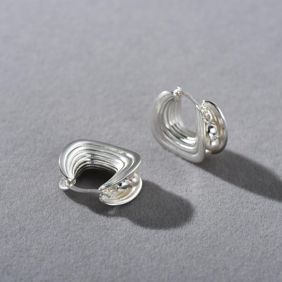 Autumn Copper Platinum Plated S925 Silver Needle Ear Buckle Geometric Pearl Beaded Earrings Fashion Light Luxury Earrings
Autumn Copper Platinum Plated S925 Silver Needle Ear Buckle Geometric Pearl Beaded Earrings Fashion Light Luxury Earrings