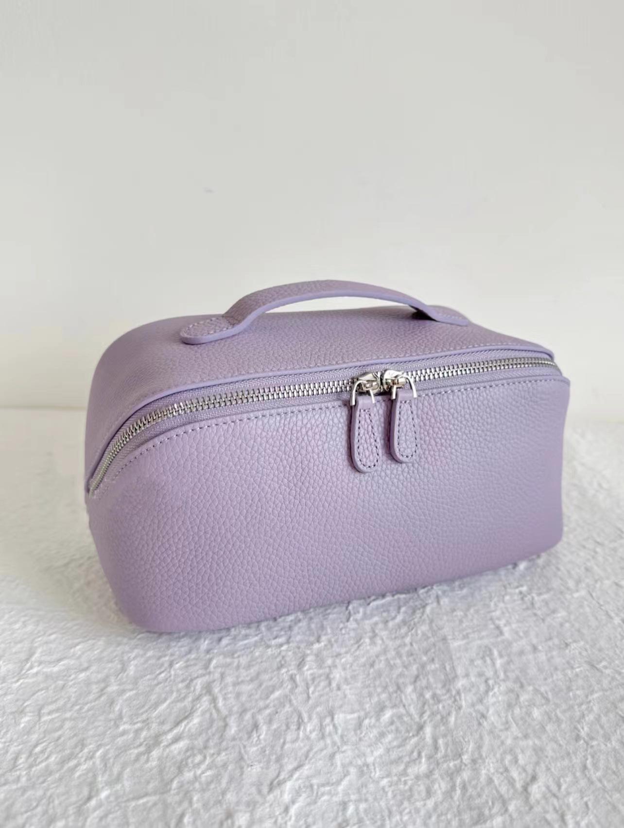 Large Capacity Women s Leather Makeup Bag Portable Cosmetic Case with Handle світло-фіолетового кольору
Large Capacity Women s Leather Makeup Bag Portable Cosmetic Case with Handle світло-фіолетового кольору