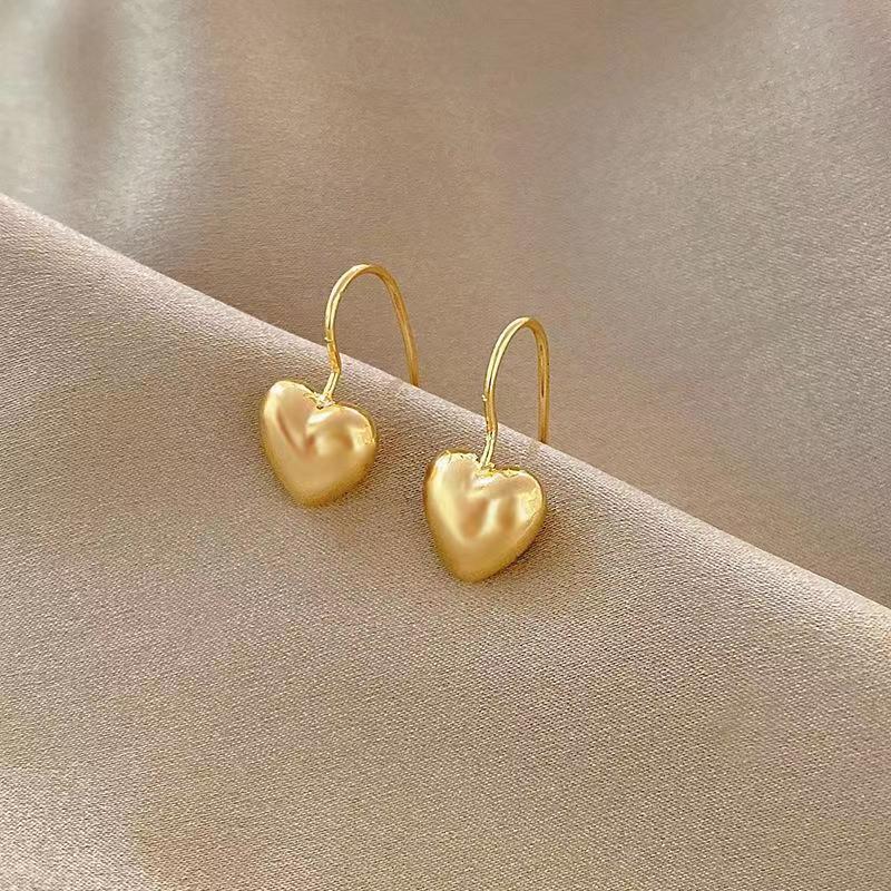 Simple Niche And Versatile Three-Dimensional Love Earrings, Women S Tide Design, Advanced Ear Hooks, Cold Wind Stud Earrings, Earrings.
Simple Niche And Versatile Three-Dimensional Love Earrings, Women S Tide Design, Advanced Ear Hooks, Cold Wind Stud Earrings, Earrings.
