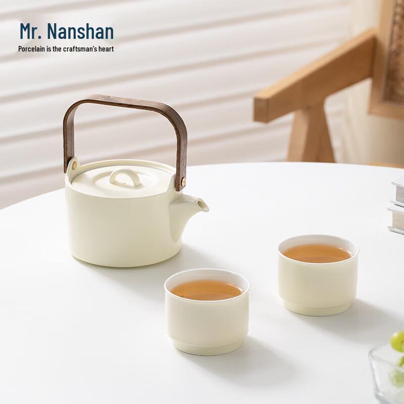 Nanshan Gentleman Cloud Dye Ceramic Tea Set
Nanshan Gentleman Cloud Dye Ceramic Tea Set
