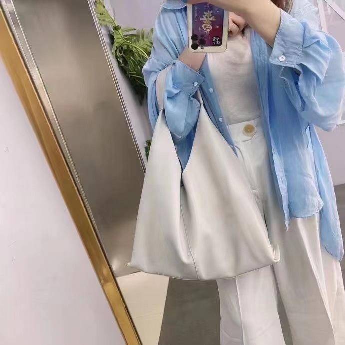 Сумка из коровьей кожи в ленивом стиле, новая, большой вместимости, для поездок на работу, на плечо, модная, кожаная, женская, из мягкой кожи 40x11x26cm белый
Сумка из коровьей кожи в ленивом стиле, новая, большой вместимости, для поездок на работу, на плечо, модная, кожаная, женская, из мягкой кожи 40x11x26cm белый