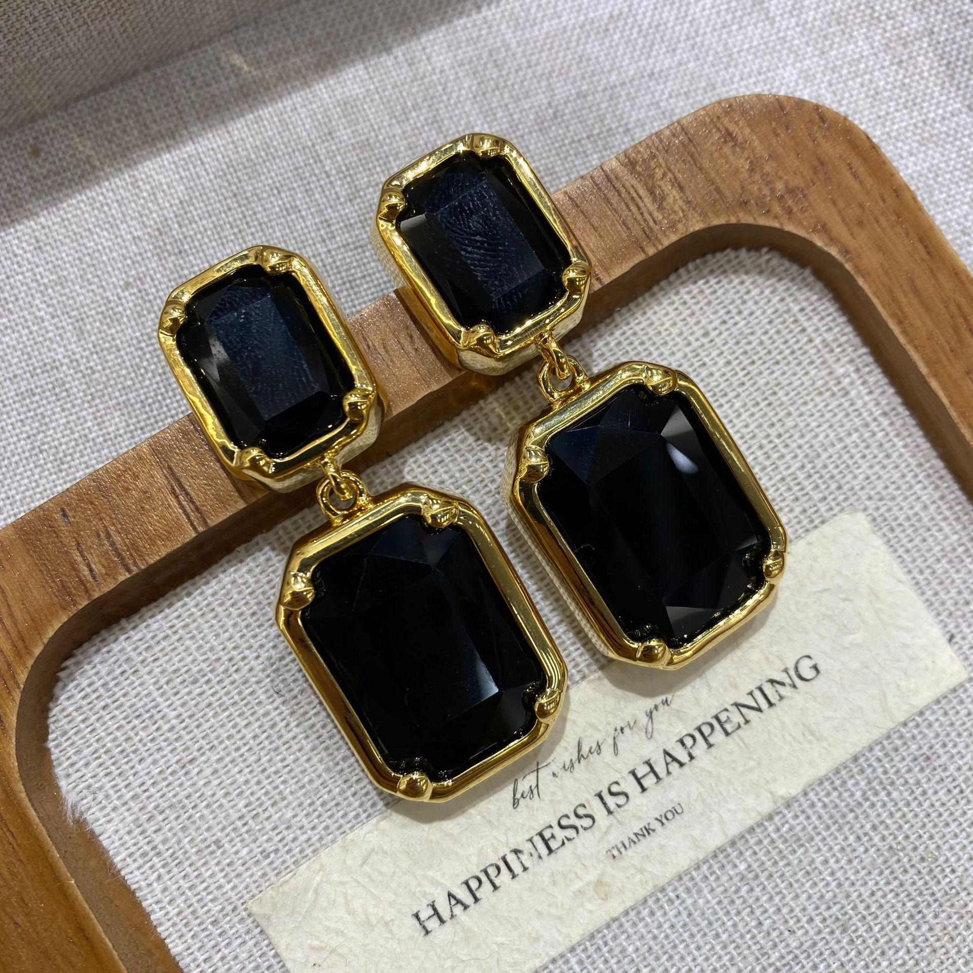 Wind Electroplating 18K Geometric K9 Glass Earrings Personalized Fashion Exaggerated Ear Jewelry
Wind Electroplating 18K Geometric K9 Glass Earrings Personalized Fashion Exaggerated Ear Jewelry