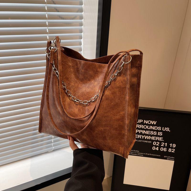 Large-capacity autumn and winter bags women s versatile 2025 new retro shoulder messenger bag texture niche commuter tote bag коричневий
Large-capacity autumn and winter bags women s versatile 2025 new retro shoulder messenger bag texture niche commuter tote bag коричневий