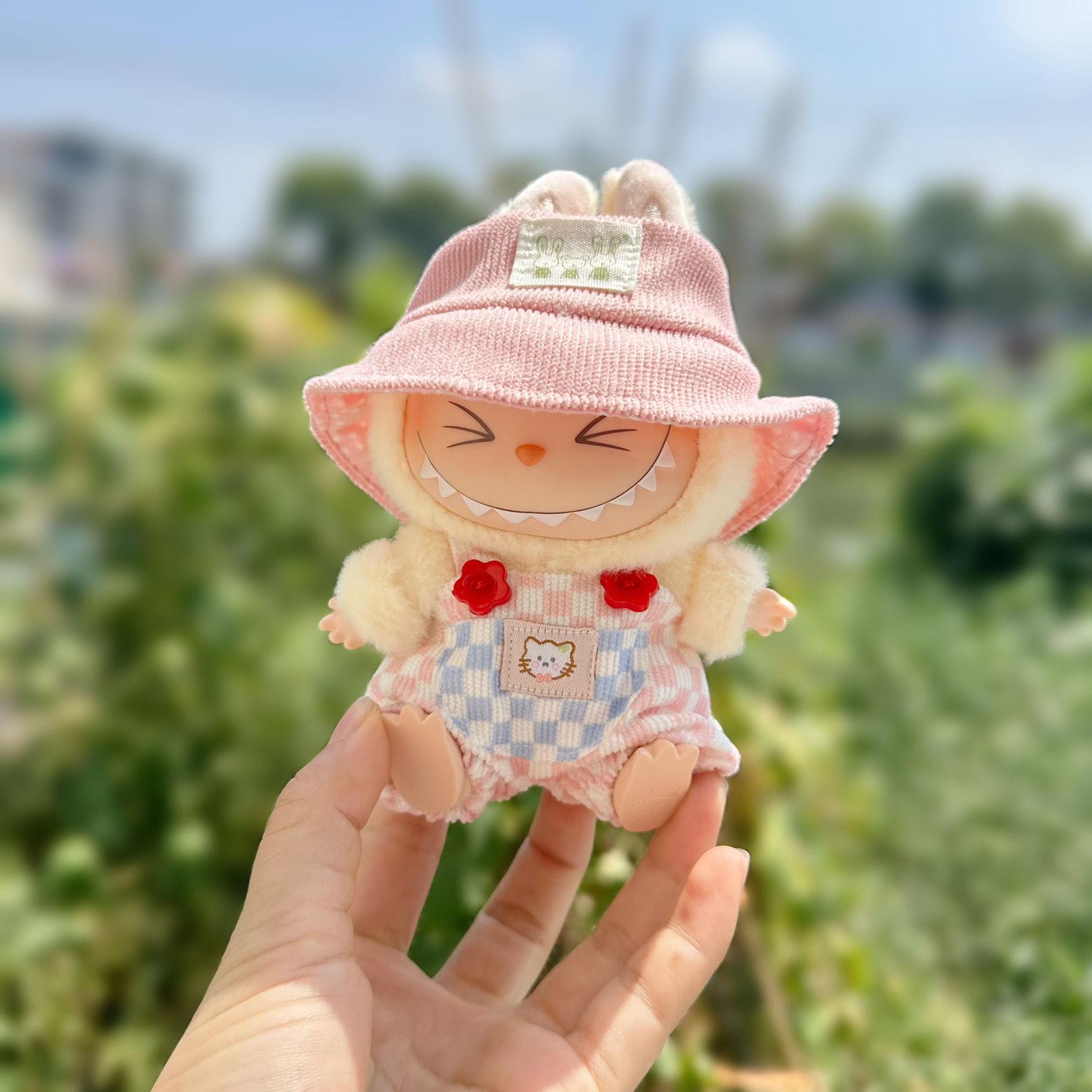 Only Clothes Sitting Party Labubucm Pendant Checkered Clothes Suspender Set Labubu Doll Hat Shoes excluding dolls
Only Clothes Sitting Party Labubucm Pendant Checkered Clothes Suspender Set Labubu Doll Hat Shoes excluding dolls