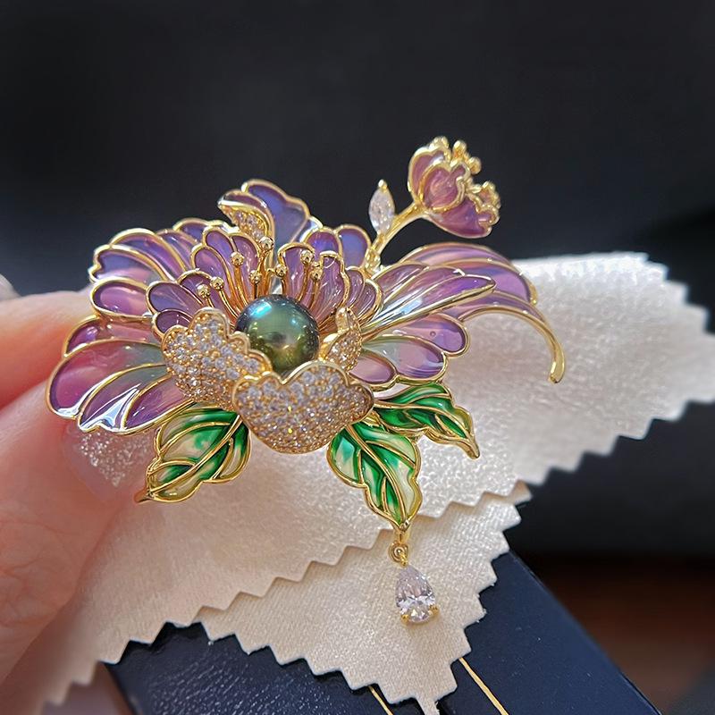 Chinese Style Peony Flower Enamel Brooch: Women s Fashion Zircon and Pearl Pin
Chinese Style Peony Flower Enamel Brooch: Women s Fashion Zircon and Pearl Pin