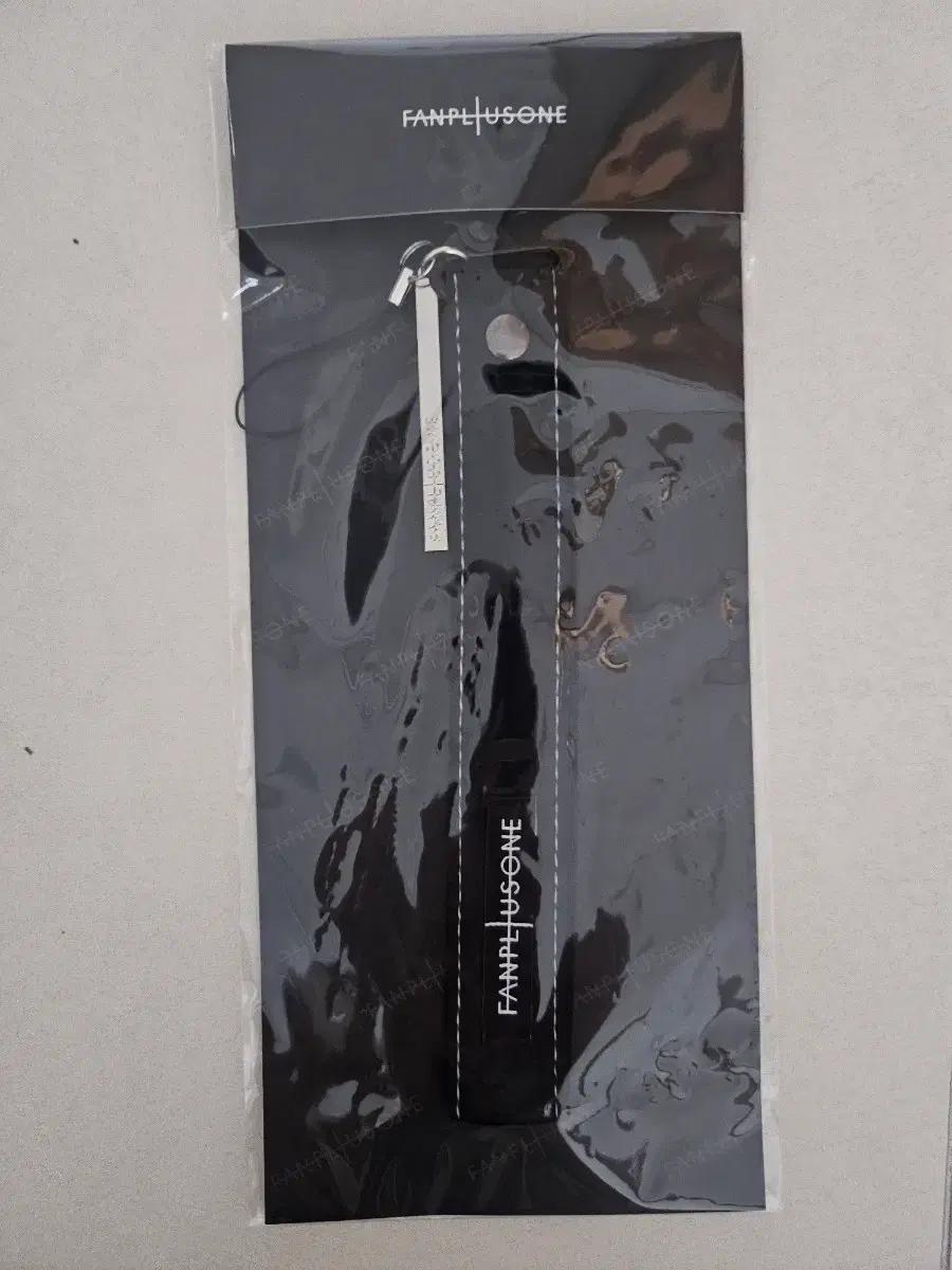 G-DRAGON Fan Plus One Key Ring Black Used
G-DRAGON Fan Plus One Key Ring Black Used