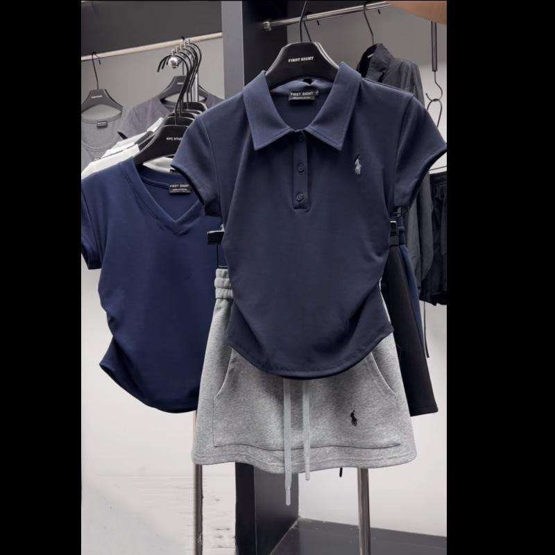 Женский комплект из двух частей: Контрастная рубашка поло с вышивкой пони и повседневная юбка на резинке M (80-100 lbs)
Женский комплект из двух частей: Контрастная рубашка поло с вышивкой пони и повседневная юбка на резинке M (80-100 lbs)