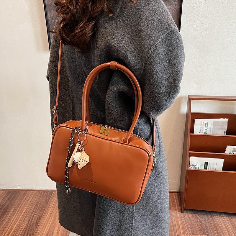 Exquisite retro large-capacity bag women s 2025 new commuter portable pillow bag single shoulder tote bag 30*10*18 коричневый
Exquisite retro large-capacity bag women s 2025 new commuter portable pillow bag single shoulder tote bag 30*10*18 коричневый