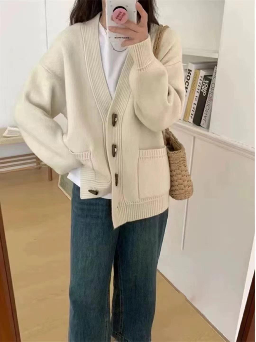 Corner buckle knitted cardigan top women s autumn and winter new soft waxy loose V-neck sweater jacket average size
Corner buckle knitted cardigan top women s autumn and winter new soft waxy loose V-neck sweater jacket average size