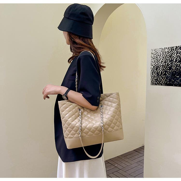 Large-capacity bag women s 2025 new high-end textured diamond chain summer class bag tote bag чорний
Large-capacity bag women s 2025 new high-end textured diamond chain summer class bag tote bag чорний