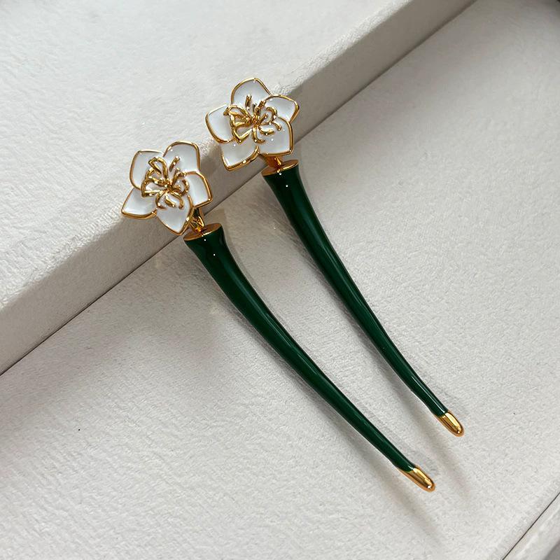 Real gold electroplated earrings French romantic style enamel flower exaggerated dual-purpose high-quality light luxury small flower earrings women
Real gold electroplated earrings French romantic style enamel flower exaggerated dual-purpose high-quality light luxury small flower earrings women