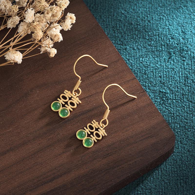 Gold-Plated Hollow Double Happiness Stud Earrings with Chalcedony Agate for Women in 925 Silver Needle, Ancient Style
Gold-Plated Hollow Double Happiness Stud Earrings with Chalcedony Agate for Women in 925 Silver Needle, Ancient Style