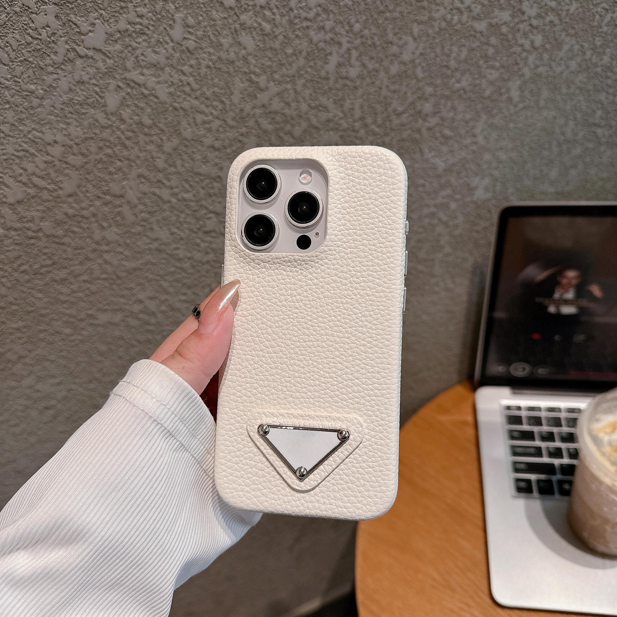 Розкішний новий шкіряний чохол для телефону, який підходить для IPhone 16 15 14 13 12 Pro Max, блискуча та блискуча шкіряна протиударна задня кришка For iphone 15Pro білий
Розкішний новий шкіряний чохол для телефону, який підходить для IPhone 16 15 14 13 12 Pro Max, блискуча та блискуча шкіряна протиударна задня кришка For iphone 15Pro білий
