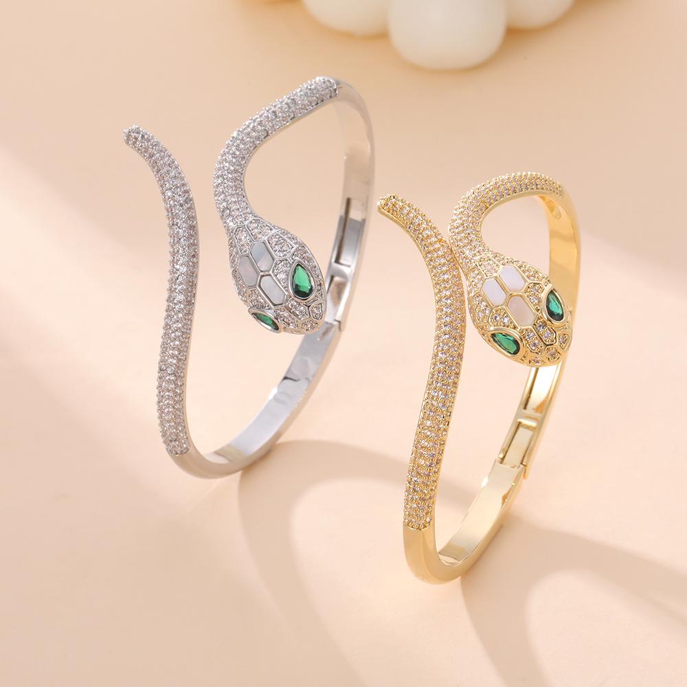 3D Green-eyed Snake Bangle: Copper, Zircon, Unisex. High-end European & American Style, Trendy Cool Jewelry.
3D Green-eyed Snake Bangle: Copper, Zircon, Unisex. High-end European & American Style, Trendy Cool Jewelry.