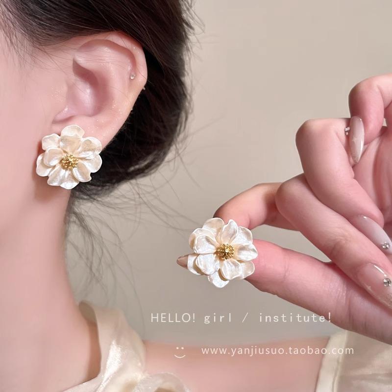 Flower resin earrings, small, fresh, simple and advanced earrings, niche fashion temperament, versatile earrings.
Flower resin earrings, small, fresh, simple and advanced earrings, niche fashion temperament, versatile earrings.
