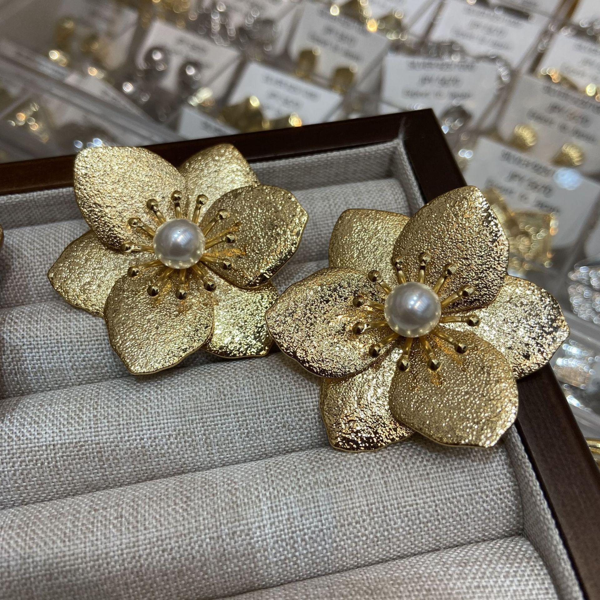 Frosted Craft Petal Flower Stud Earrings Women S Copper Gold-Plated Fashion Retro Matte Temperament Earrings
Frosted Craft Petal Flower Stud Earrings Women S Copper Gold-Plated Fashion Retro Matte Temperament Earrings