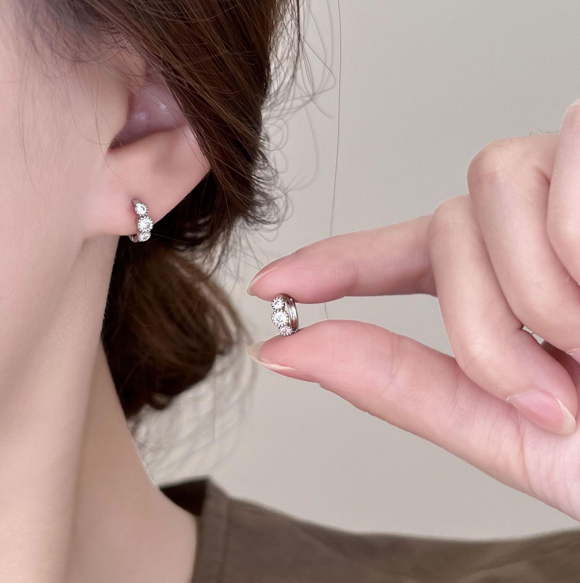 Silver Micro-Paved Three-Zirconia Ear Hoops: Elegant & Comfortable Japanese-Style Earrings
Silver Micro-Paved Three-Zirconia Ear Hoops: Elegant & Comfortable Japanese-Style Earrings
