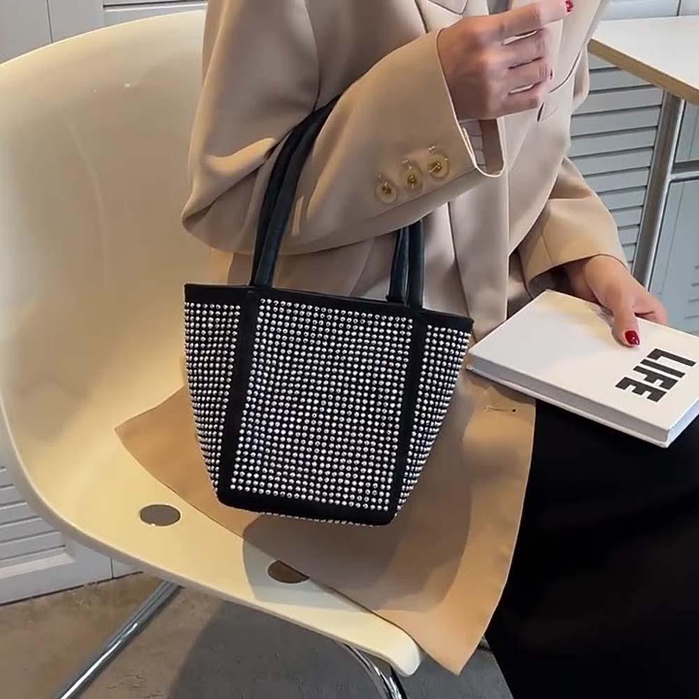 PU Sparkling Square Bag Elegant Bucket Handbag Simple Bright Rhinestone Shoulder Bag Outdoor чорний 
PU Sparkling Square Bag Elegant Bucket Handbag Simple Bright Rhinestone Shoulder Bag Outdoor чорний