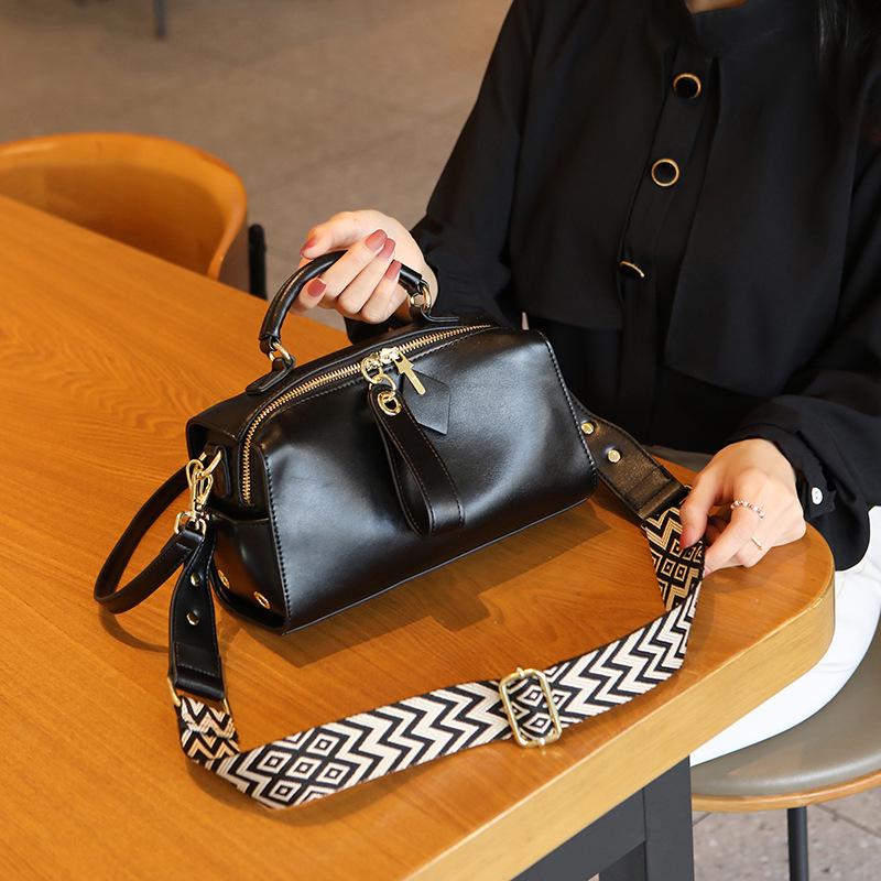 Ретро сумка-подушка на одно плечо с широким ремнем - Коллекция 2024