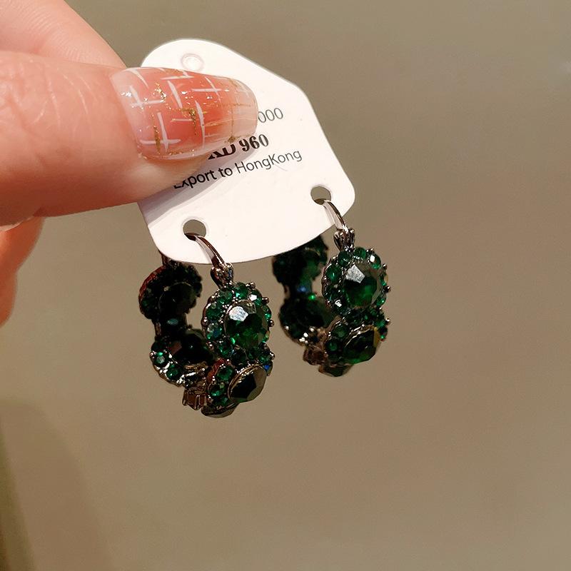 Diamond U-shaped geometric ear buckle women s retro light luxury high-end temperament earrings niche personality versatile earrings
Diamond U-shaped geometric ear buckle women s retro light luxury high-end temperament earrings niche personality versatile earrings