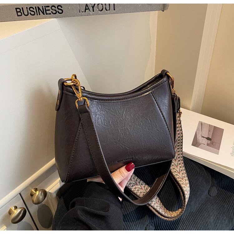 Niche medieval underarm bag women s 2025 new retro versatile work commute advanced sense shoulder handbag темно-коричневого кольору
Niche medieval underarm bag women s 2025 new retro versatile work commute advanced sense shoulder handbag темно-коричневого кольору