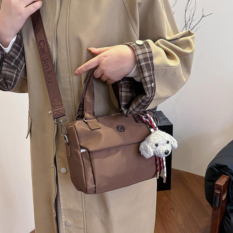 One shoulder messenger bag fashionable women s handbag 2025 new Oxford cloth bag large capacity nylon women s bag
One shoulder messenger bag fashionable women s handbag 2025 new Oxford cloth bag large capacity nylon women s bag