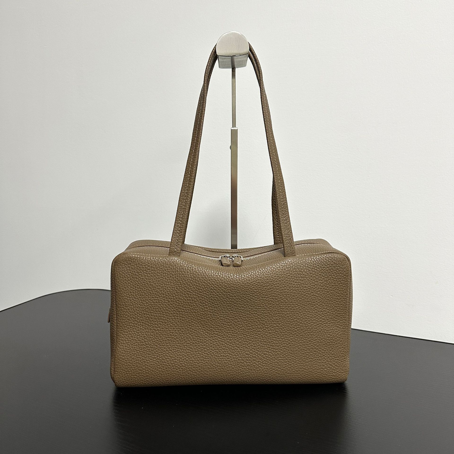 First Layer Cowhide Astra Bowling Bag Versatile Shoulder Bag Handbag Large Capacity Commuter Tote Bag Underarm Bag 30x10x17cm
First Layer Cowhide Astra Bowling Bag Versatile Shoulder Bag Handbag Large Capacity Commuter Tote Bag Underarm Bag 30x10x17cm