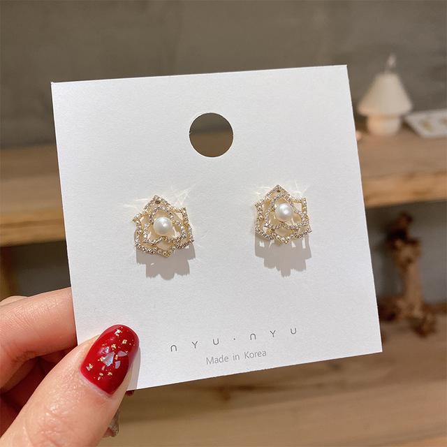 Корейская модная бижутерия Изысканные серьги с полым цветком из настоящего золота 14 карат с цирконием класса ААА Элегантные женские повседневные серьги-камелии белый
Корейская модная бижутерия Изысканные серьги с полым цветком из настоящего золота 14 карат с цирконием класса ААА Элегантные женские повседневные серьги-камелии белый