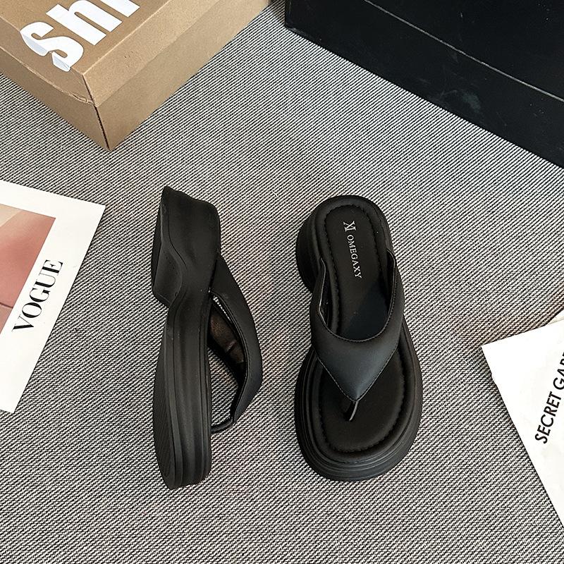 Flip-flops women s summer 2025 new outer wear thick-soled fashion outdoor non-slip seaside beach sandals pinch slippers 35 чёрный
Flip-flops women s summer 2025 new outer wear thick-soled fashion outdoor non-slip seaside beach sandals pinch slippers 35 чёрный